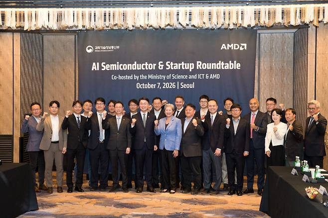 류제명 과학기술정보통신부 제2차관과 리사 수 AMD 최고경영자(CEO)가 7일 오전 서울 종로구 포시즌스호텔에서 열린 'AI반도체 기업 라운드테이블'에서 기념촬영을 하고 있다. (사진=과학기술정보통신부)