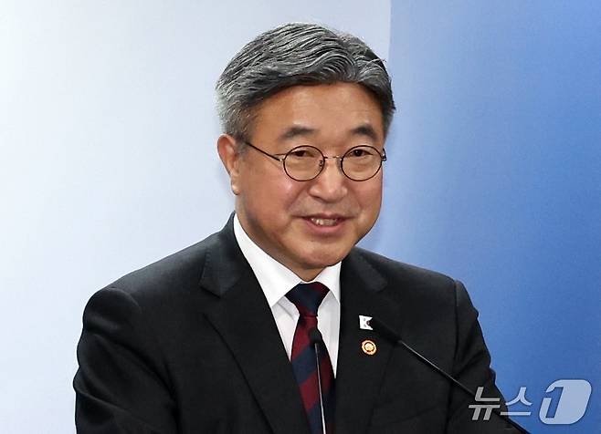 윤호중 행정안전부 장관이 7일 서울 종로구 정부서울청사에서 인구감소지역 재지정 관련 브리핑을 하고 있다. 2026.10.7 ⓒ 뉴스1 이종덕 기자