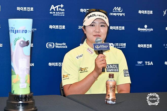 유해란이 4일 블루헤런GC에서 열린 KLPGA투어 하이트진로 챔피언십에서 우승을 차지한 뒤 인터뷰하고 있다. 사진 | KLPGA