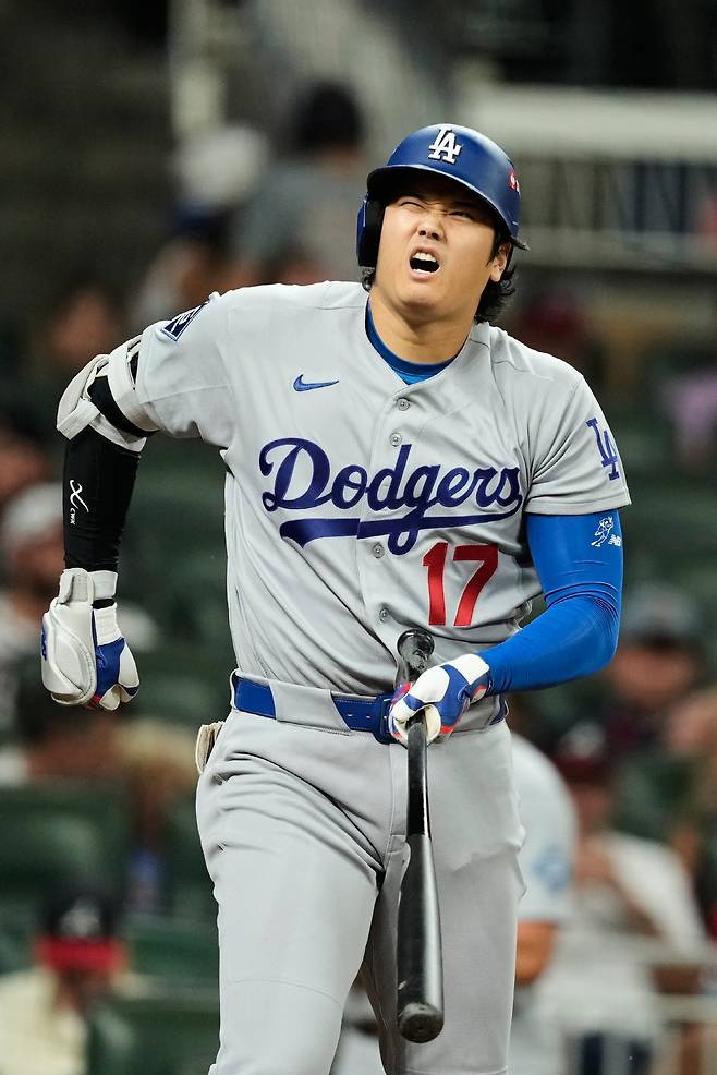 Los Angeles Dodgers' Shohei Ohtani reaches for his waist after taking a swing during an at-bat in the eighth inning in Game 3 of baseball's National League Division Series against the Atlanta Braves, Tuesday, Oct. 6, 2026, in Atlanta. (AP Photo/Brynn Anderson)        <저작권자(c) 연합뉴스, 무단 전재-재배포, AI 학습 및 활용 금지>