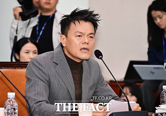 박진영 대중문화교류위원회 공동위원장이 4대 기획사 특혜 지적을 전면 부인했다. 박 위원장이 7일 오후 국회 문화체육관광위원회에서 열린 문화체육관광부에 대한 국정감사에 출석해 질의에 답변을 하고 있다. /국회=배정한 기자