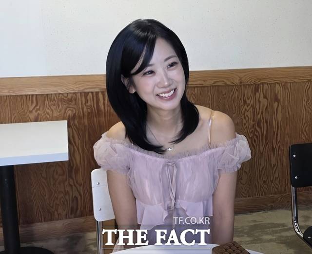 7일 전남광주시 무안군 무안읍민의 날 행사장을 찾은 강혜연 트롯가수가 <더팩트>와 인터뷰를 하고 있다. /주남현 기자