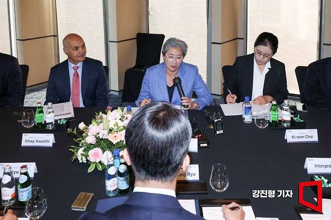 리사 수 AMD 회장 겸 최고경영자(CEO)가 7일 서울 종로구 포시즌스호텔에서 열린 'AI 반도체 기업 라운드테이블'에 앞서 류제명 과학기술정보통신부 제2차관과 면담 하고 있다. 2026.10.7. 강진형 기자