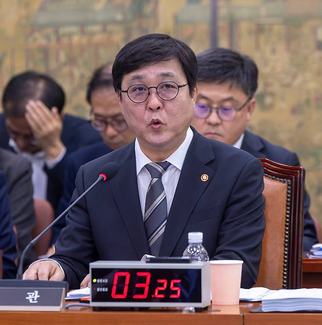 최휘영 문화체육관광부 장관이 7일 오전 서울 여의도 국회에서 열린 국회 문화체육관광위원회의 문화체육관광부 국정감사에 출석해 질의에 답하고 있다. /김지호 기자