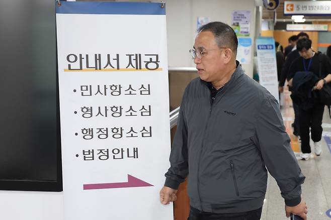 무상 여론조사 관련 정치자금법 위반 혐의를 받는 명태균 씨가 항소심 선고기일을 위해 7일 서울고등법원으로 출석하고 있다./뉴시스
