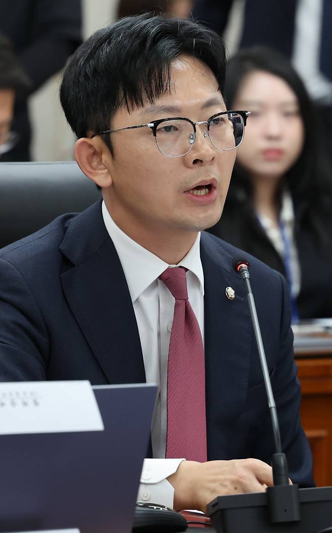 [서울=뉴시스] 박주성 기자 = 국민의힘 박충권 의원이 7일 오전 서울 남북회담본부에서 열린 통일부, 북한이탈주민지원재단, 남북교류협력지원협회, 민주평화통일자문회의사무처 국정감사에서 발언을 하고 있다. 2026.10.07. park7691@newsis.com