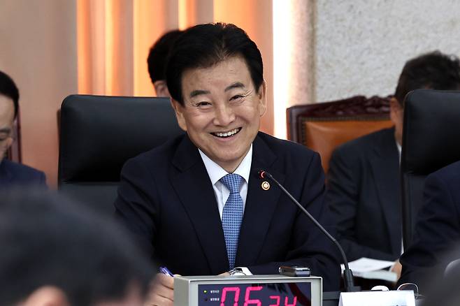 (서울=뉴스1) 구윤성 기자 = 정동영 통일부 장관이 7일 서울 종로구 통일부 남북회담본부에서 열린 국회 외교통일위원회의 통일부 등에 대한 국정감사에서 박충권 국민의힘 의원의 질의를 듣고 웃고 있다. 2026.10.7/뉴스1