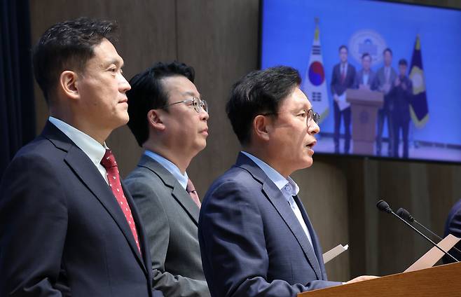 박형수 국민의힘 법제사법위원회 간사, 곽규택 의원, 김태규 의원이 7일 오전 서울 여의도 국회 소통관에서 열린 발언권 정지 관련 기자회견을 하고 있다. /뉴시스
