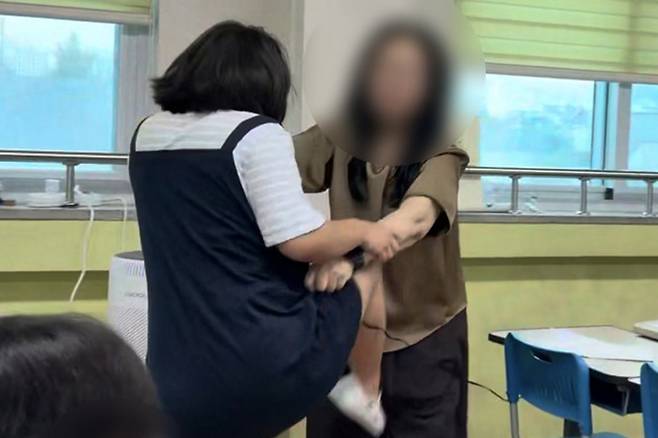 충북 청주 초5 여학생의 담임교사 폭행 영상. 뉴스1
