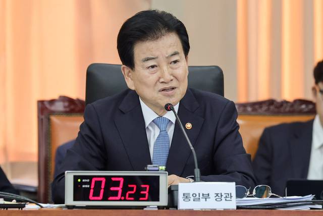 정동영 통일부 장관이 7일 서울 종로구 남북회담본부에서 열린 외교통일위원회 국정감사에서 의원들의 질의에 답하고 있다. [연합뉴스]
