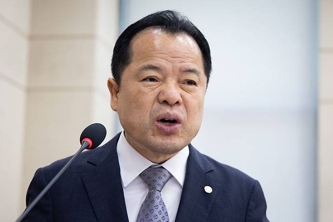 위철환 중앙선거관리위원장 직무대행이 7일 서울 여의도 국회에서 열린 행정안전위원회의 중앙선거관리위원회 등에 대한 국정감사에 출석해 인사말을 하고 있다. 뉴스1