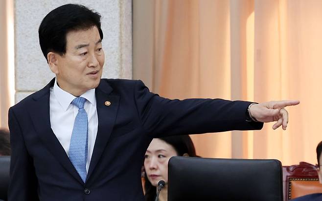 정동영 통일부 장관이 7일 서울 종로구 남북회담본부에서 열린 통일부, 북한이탈주민지원재단, 남북교류협력지원협회, 민주평화통일자문회의사무처 국정감사에서 통일부 관계자들과 함께 하고 있다. 뉴시스