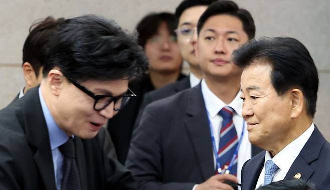 정동영 통일부 장관(오른쪽)과 무소속 한동훈 의원이 7일 오전 서울 남북회담본부에서 열린 통일부, 북한이탈주민지원재단, 남북교류협력지원협회, 민주평화통일자문회의사무처 국정감사에 참석하고 있다. 뉴시스