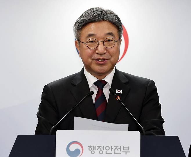 윤호중 행정안전부 장관이 7일 정부서울청사에서 인구감소지역 재지정 관련 브리핑을 하고 있다. 뉴스1