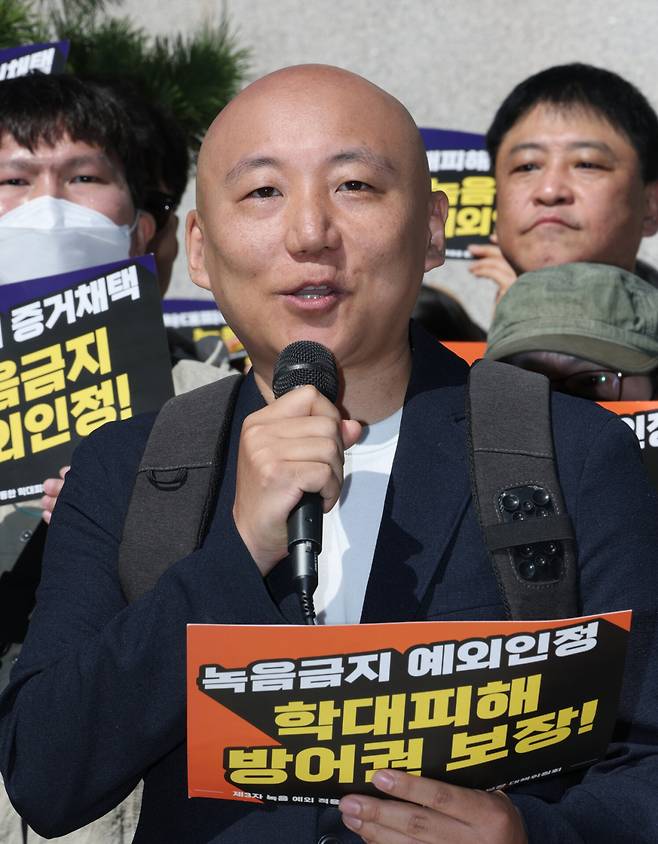 <YONHAP PHOTO-3548> 발언하는 주호민 씨(서울=연합뉴스) 이진욱 기자 = 6일 서울 서초동 대법원 앞에서 열린 '제3자 녹음금지 예외적용을 통한 학대피해 장애인 권리보장 대책위원회' 주최 제3자 녹음금지 예외 촉구 2차 기자회견에서 웹툰 작가 주호민 씨가 발언하고 있다. 2026.10.6cityboy@yna.co.kr/2026-10-06 12:35:37/<저작권자 ⓒ 1980~2026 ㈜연합뉴스. 무단 전재 재배포 금지, AI 학습 및 활용 금지>