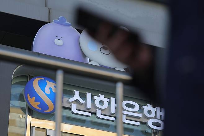 최근 은행권 개인정보 유출 사고와 관련해 피해자들의 집단소송 움직임이 나타나고 있는 가운데 7일 서울 시내에 주요 은행들의 현금인출기(ATM)가 설치돼 있디. 연합뉴스