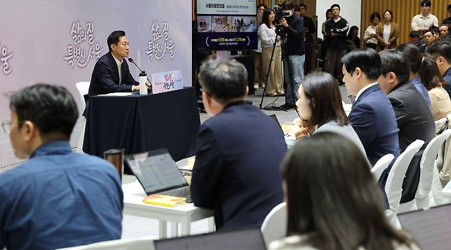 오세훈 서울시장이 7일 서울시청에서 열린 취임 100일 기자간담회에서 취재진의 질문에 답변하고 있다. [연합뉴스]