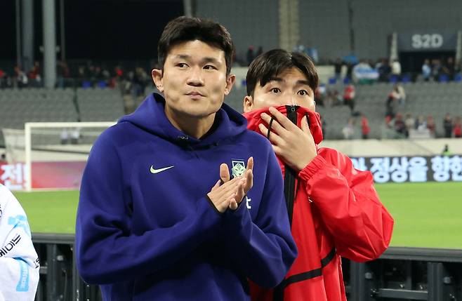 6일 오후 경기도 용인시 미르스타디움에서 열린 하나은행 초청 축구국가대표팀 친선경기 한국과 우즈베키스탄의 경기를 마치고 김민재가 팬들에게 인사를 하고 있다. 뉴스1