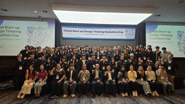 ‘2026 Global Start-up Design Thinking Hackathon Day’에 참가한 5개국 13개 대학 학생과 관계자들이 기념촬영을 하고 있다.