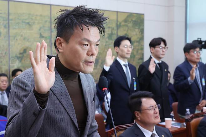 박진영 대중문화교류위원회 공동위원장이 7일 서울 여의도 국회 문화체육관광위원회에서 열린 문화체육관광부에 대한 국정감사에서 선서를 하고 있다. 뉴스1