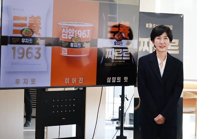 7일 삼양식품 서울 명동 사옥에서 열린 '짜르르' 미디어 시식회에 참석한 김정수 회장이 인사하고 있다.  /삼양식품 제공