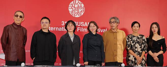 제31회 부산국제영화제 심사위원장을 맡은 장이머우(왼쪽부터), 심사위원 비간 감독 , 정주리 감독, 배우 사말 예슬라모바, 이시카와 게이 감독, 쩐 티 빅 응옥 감독, 배우 최희서. 연합뉴스