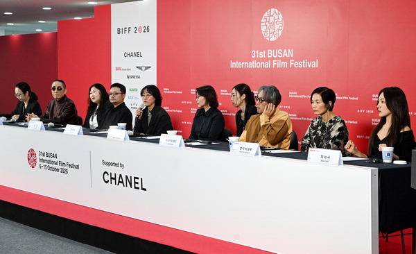 제31회 부산국제영화제 경쟁부문 심사위원 기자회견이 7일 부산 해운대구 비프힐 기자회견장에서 열리고 있다. 김성효 선임기자
