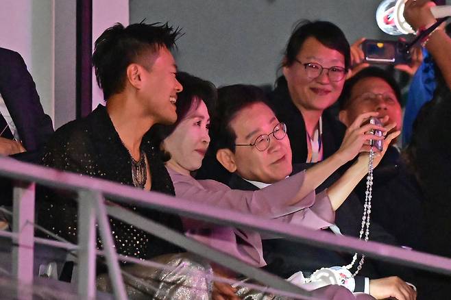 이재명 대통령과 김혜경 여사가 지난달 25일(현지시간) 멕시코시티 GNP 스타디움에서 열린 스트레이시티 콘서트에서 대중문화교류위원회 공동위원장인 박진영 JYP엔터테인먼트 대표 프로듀서와 기념촬영을 하고 있다. 연합뉴스