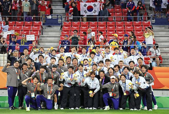 일본 아이치현 도요타 스타디움에서 열린 2026 아이치·나고야 아시안게임 남자 축구 시상식에서 금메달을 획득한 한국 대표팀 선수들