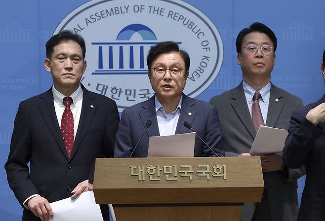 박형수 국민의힘 법제사법위원회 간사을 비롯한 곽규택 의원, 김태규 의원이 7일 오전 서울 여의도 국회 소통관에서 발언권 정지 관련 기자회견을 하고 있다. [뉴시스]