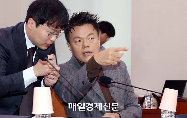 7일 국회 문화체육관광위원회에서 열린 문화체육관광부에 대한 국정감사에서 증인으로 출석한 박진영 대중문화교류위원회 공동위원장이 글로벌 축제 ‘패노메논’ 기획 배경을 밝히고 있다. [김재훈 기자]
