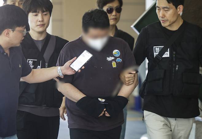 서울 서대문구에서 지인을 흉기로 살해한 40대 남성 A씨가 5월24일 서울 마포구 서울서부지방법원에서 열린 살인 혐의 구속 전 피의자 심문(영장실질심사)에 출석하고 있다./사진=뉴시스.