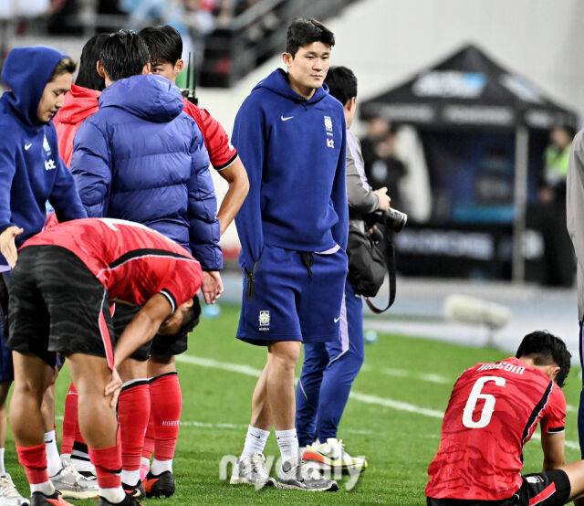 6일 오후 경기도 용인시 용인미르스타디움에서 진행된 축구 국가대표 친선경기 대한민국과 우즈베키스탄의 경기. 축구대표팀 김민재가 2-0으로 승리한 뒤 선수들을 바라보고 있다./송일섭 기자