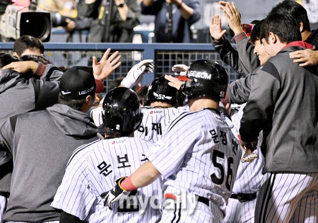 7일 오후 서울 잠실야구장에서 진행된 '2026 프로야구 KBO리그' LG 트윈스와 두산 베어스의 경기. LG 이재원이 2회말 무사 1,2루서 3점 홈런을 터뜨린 뒤 홈에서 환호하고 있다./송일섭 기자
