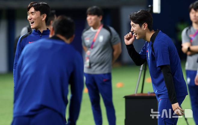 [쿠웨이트시티(쿠웨이트)=뉴시스] 이영환 기자 = 축구 대표팀 이강인과 황인범이 13일 오후(현지시각) 쿠웨이트 자베르 알아흐마드 국제경기장에서 활짝 웃고 있다.홍명보 감독이 이끄는 축구 대표팀은 14일 쿠웨이트 자베르 알아흐마드 국제경기장에서 쿠웨이트와 북중미 월드컵 아시아 3차 예선 B조 5차전을 치른다. 2024.11.14. 20hwan@newsis.com