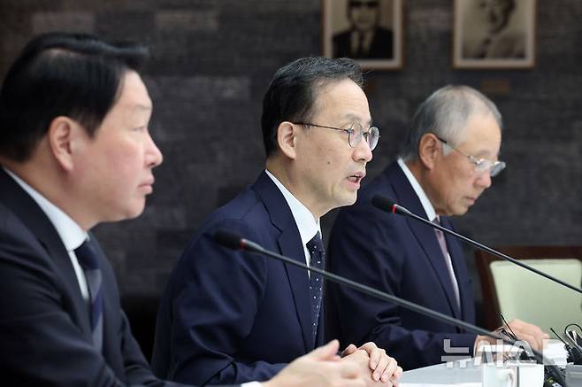 [서울=뉴시스] 김금보 기자 = 이형일 경제부총리 겸 재정경제부 장관이 7일 오전 서울 중구 대한상공회의소에서 열린 경제6단체장 간담회 겸 기업혁신 지원 민관협의체에서 발언을 하고 있다. 간담회에는 최진식 한국중견기업연합회장, 최태원 대한상공회의소 회장, 이 부총리, 류진 한국경제인협회장, 김기문 중소기업중앙회장, 윤진식 한국무역협회장 등이 참석했다. 2026.10.07. kgb@newis.com