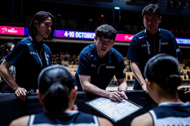 [서울=뉴시스] 한국 18세 이하(U-18) 여자 농구 대표팀의 이영현 감독. (사진=대한민국농구협회 제공)