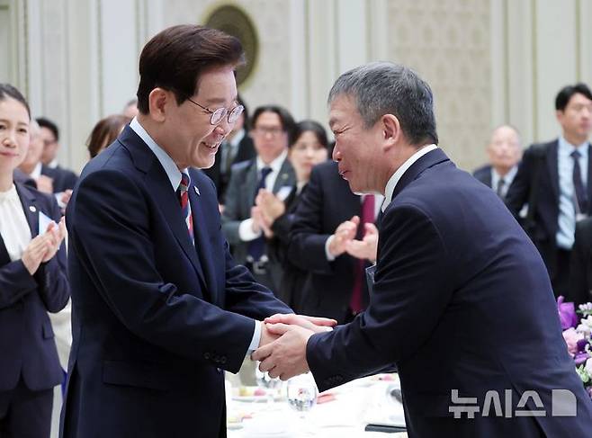 [서울=뉴시스] 김진아 기자 = 이재명 대통령이 7일 청와대 영빈관에서 열린 재일본대한민국민단 창단 80주년 기념 간담회에서 김이중 재일민단 중앙본부 단장과 인사를 하고 있다. 2026.10.07. bluesoda@newsis.com
