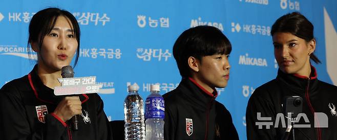 [서울=뉴시스] 박주성 기자 = 정관장 염혜선 선수가 7일 오후 서울 호텔 리베라 청담 베르사이유홀에서 열린 2026~2027시즌 프로배구 여자부 미디어데이에 참석해 출사표를 말하고 있다. 2026.10.07. park7691@newsis.com
