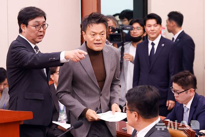 [서울=뉴시스] 김근수 기자 = 박진영 대통령 직속 대중문화교류위원회 공동위원장이 7일 오전 서울 여의도 국회에서 열린  국회 문화체육관광위원회의 문화체육관광부 국정감사에 증인으로 출하며 최휘영 문화체육관광부 장관의 안내를 받고 있다. 2026.10.07. ks@newsis.com