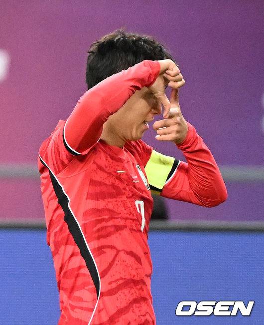 [OSEN=용인, 이대선 기자] 로베르트 모레노 감독이 이끄는 대한민국 축구 대표팀과 우즈베키스탄의 경기가 6일 용인미르스타디움에서 열렸다.이번 우즈베키스탄전은 로베르트 모레노 임시 감독 체제에서 치르는 9~10월 A매치 4연전의 마지막 경기다.앞선 3경기 성적은 1승 1무 1패. 우즈베키스탄을 상대로 수비 안정감을 이어가는 동시에 공격에서 얼마나 달라진 모습을 보여줄지가 관건이다.전반 대한민국 손흥민이 선제골을 성공시키고 세리머니를 하고 있다. 2026.10.06 /sunday@osen.co.kr