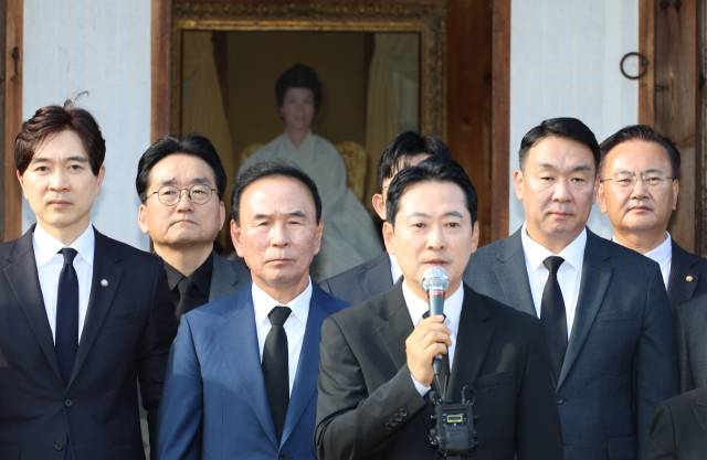 ▲장동혁 대표가 5일 박정희 전 대통령의 배우자인 고 육영수 여사의 충북 옥천 생가를 방문해 역사 왜곡 논란을 빚고 있는 영화 암사자(들) 규탄 기자회견을 하고 있다. ⓒ연합뉴스