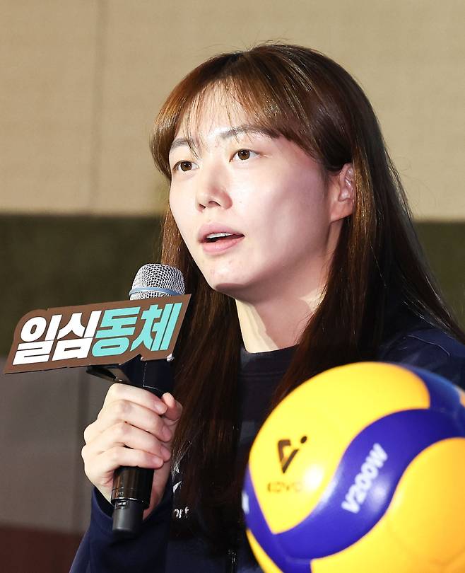 인사말 하는 현대건설 김다인. 뉴스1
