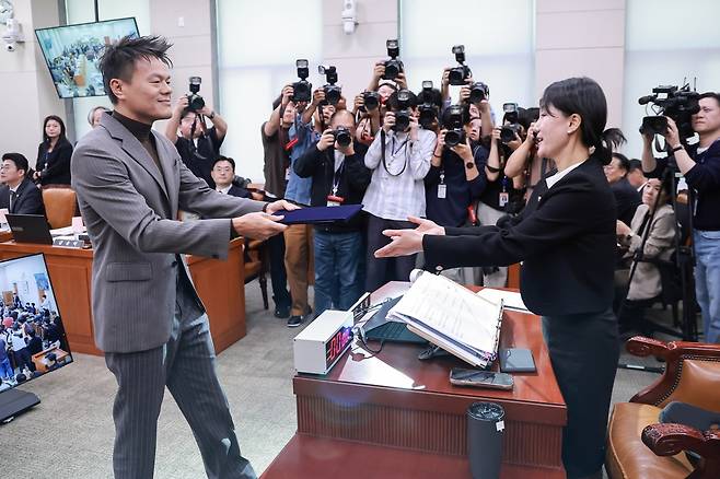 박진영 대중문화교류위원회 공동위원장이 7일 국회 문화체육관광위원회에서 열린 문화체육관광부에 대한 국정감사에서 이재정 위원장에게 선서문을 제출하고 있다. 연합뉴스