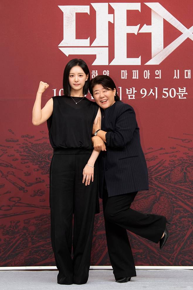 배우 김지원과 이정은. SBS 제공.