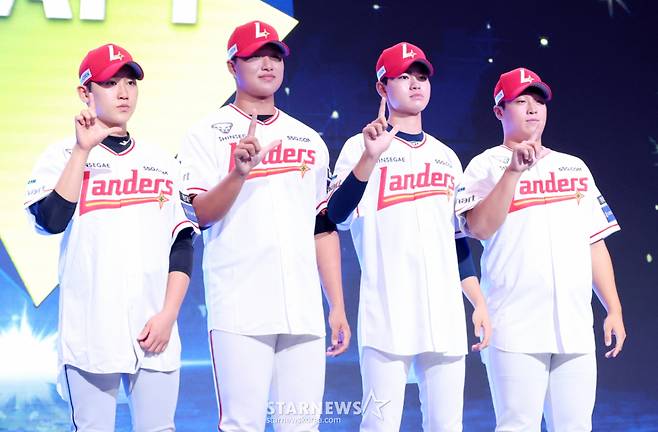 '2027 KBO 신인 드래프트'가 지난달 21일 서울 송파구 롯데호텔 월드 크리스탈볼룸에서 열렸다.  신형승(왼쪽부터), 곽도현, 용석민, 이윤성이 SSG에 지명된 후 포토타임을 갖고 있다. /사진=김진경 대기자