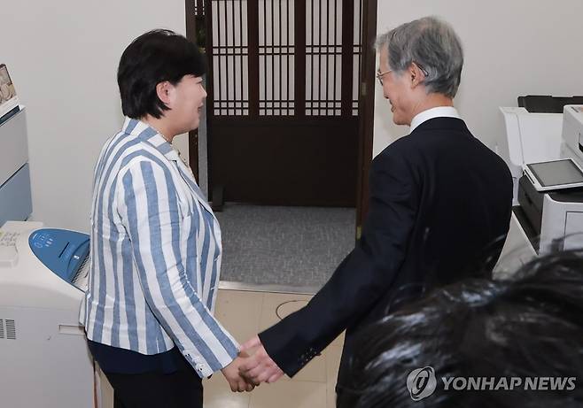 서영교 법사위원장과 조희대 대법원장 (서울=연합뉴스) 신현우 기자 = 조희대 대법원장(오른쪽)이 6일 국회 법제사법위원회에서 열린 대법원에 대한 국정감사에 출석하기에 앞서 법사위원장인 더불어민주당 서영교 의원과의 환담장으로 들어가고 있다. 2026.10.6 nowwego@yna.co.kr