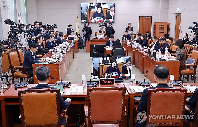 오후 국감에 나오지 않은 조희대 대법원장 (서울=연합뉴스) 신현우 기자 = 6일 국회 법제사법위원회에서 대법원 등에 대한 오후 국정감사가 속개된 가운데 조희대 대법원장 자리가 비어 있다. 2026.10.6 nowwego@yna.co.kr