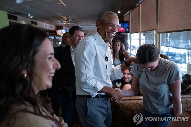 지난 5월 텍사스의 한 식당을 방문한 오바마 전 대통령 [AP=연합뉴스 자료사진. 재판매 및 DB 금지]