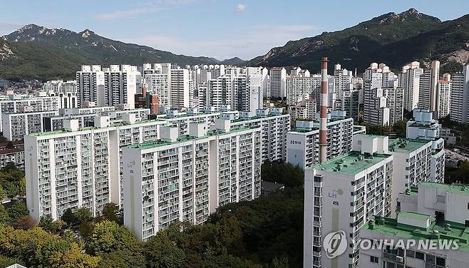 대출 더 조이면 영향은 누가? (서울=연합뉴스) 김주형 기자 = 서울에서 집을 살 때 금융기관 대출에 의존하는 정도가 강남권과 외곽 지역에서 크게 엇갈린 것으로 나타났다. 
    4일 국회 국토교통위원회 소속 국민의힘 김종양 의원이 국토교통부에서 받은 주택취득자금 조달 및 입주계획서 현황을 분석한 결과 올해 1∼8월 노원구 주택 구매자의 전체 매입자금 가운데 금융기관 대출액이 차지하는 비중은 38.2%로 집계됐다. 작년 30.0%보다 8.2%포인트 높아졌다.
    도봉구도 같은 기간 금융기관 대출 비중이 28.0%에서 31.9%로 3.9%포인트 상승했다. 강북구는 31.5%에서 31.4%로 비슷한 수준을 유지했다. 반면 강남 3구와 용산구에서는 금융기관 대출 비중이 일제히 낮아졌다.
    이에 따라 주택담보대출 한도를 추가로 낮출 경우 대출 의존도가 높은 서울 외곽의 주택 구매자가 상대적으로 더 큰 영향을 받을 수 있다는 지적이 나온다. 
    사진은 같은 날 서울 노원구 일대 아파트 단지 모습. 2026.10.4 kjhpress@yna.co.kr